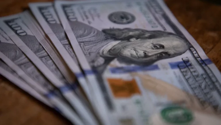 Dólar en 2025: Analistas Ajustan Proyecciones y Prevén Suba Controlada
