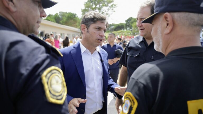 Kicillof duplica la oferta de Bullrich a los gendarmes y otorga un 9% de aumento a la Bonaerense