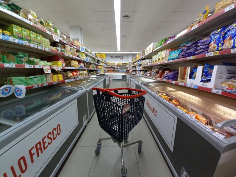 El consumo masivo cayó un 10,6% en enero y los comercios de barrio fueron los más afectados