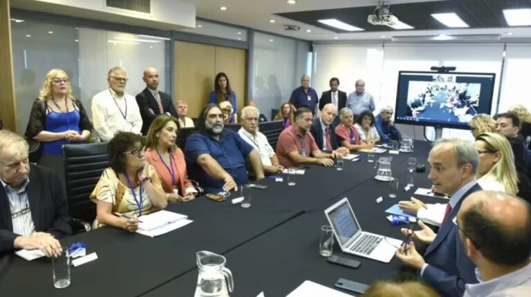 El Gobierno y los Gremios Docentes Inician Negociaciones en Pleno Paro Nacional