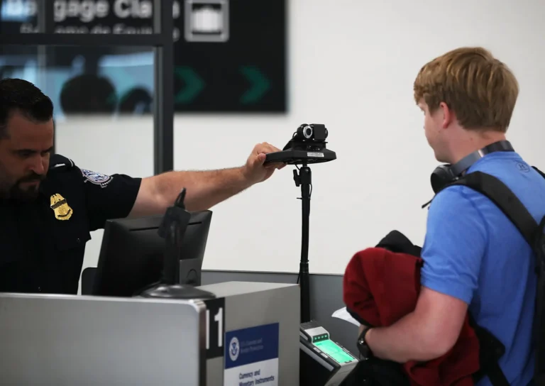 Turistas detenidos en la frontera de EE.UU.: claves para visitantes internacionales