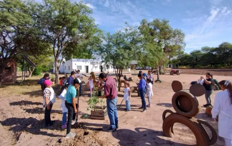 Escuela rural en Pampa del Infierno se suma a la reforestación con la plantación de 40 árboles.
