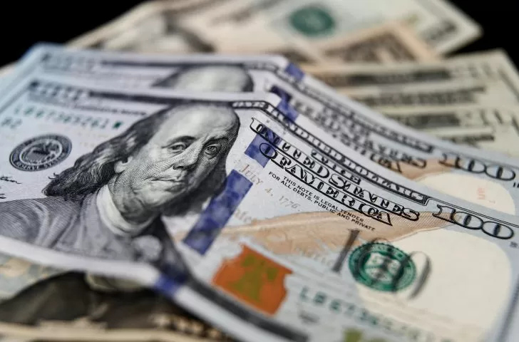 El dólar blue sigue en alza: sube $30 y acumula un incremento de $45 en la semana