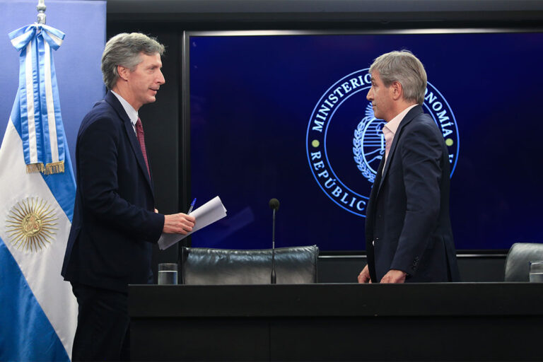 Gobierno argentino evalúa entregar hasta U$S 10.000 millones a empresas para el pago de dividendos.