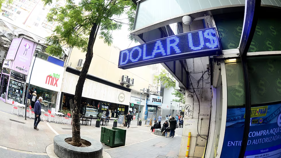 Tras la aprobación del acuerdo con el FMI, el dólar cae mientras bonos y acciones muestran resultados mixtos