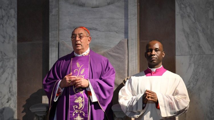 El Papa: En medio del polvo tóxico del mundo, las cenizas nos recuerdan nuestra esencia