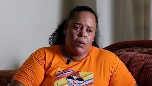 Madre venezolana reconoce a su hijo entre los deportados a El Salvador y clama por su inocencia