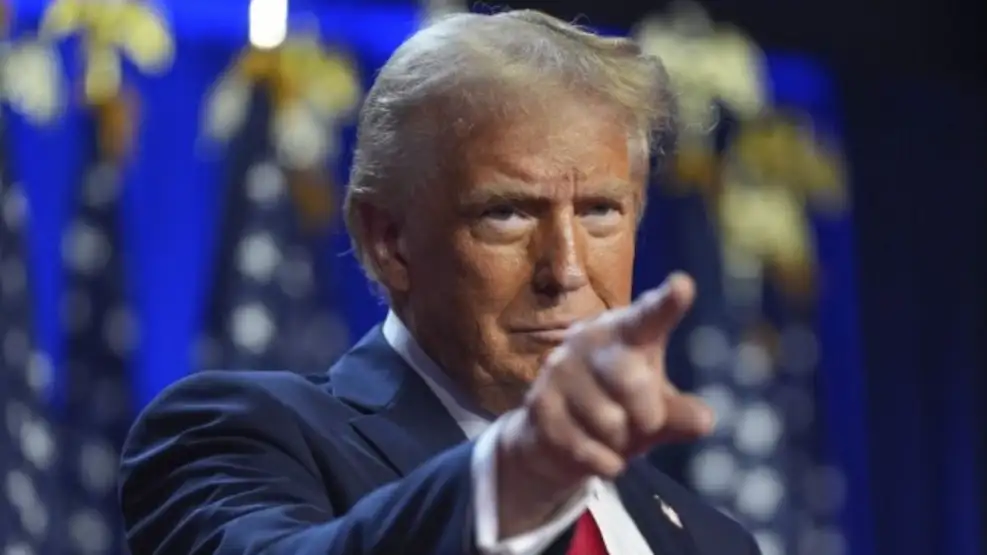 Trump sugiere explorar un tercer mandato, desafiando límites constitucionales.