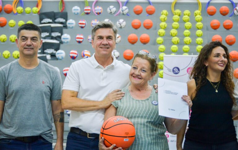 Zdero entregó equipamiento deportivo a escuelas chaqueñas: “El deporte es clave en la formación”