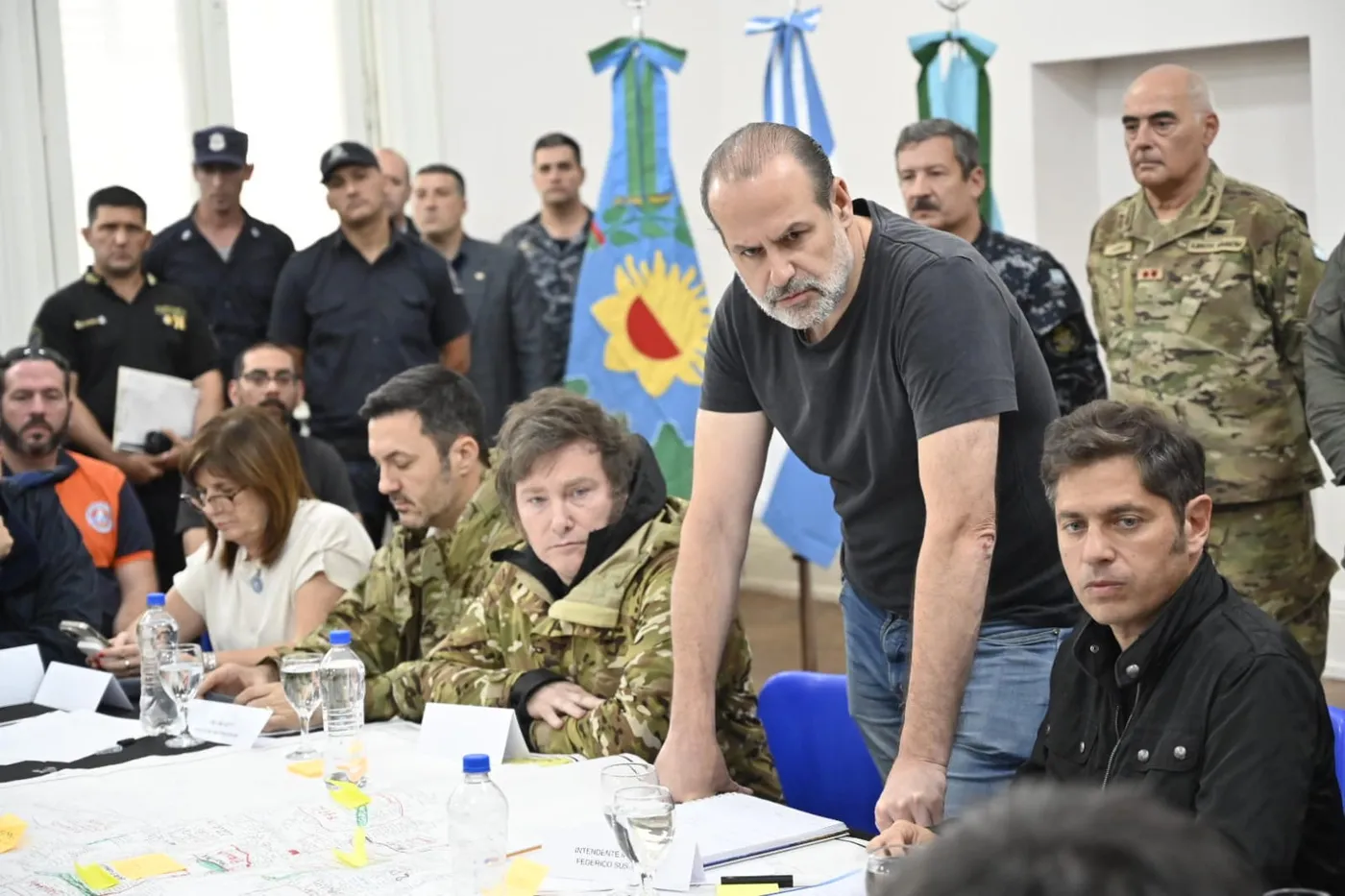 Milei visita Bahía Blanca por sorpresa para responder a las críticas y mostrar apoyo tras el temporal.