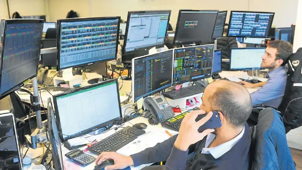 Turbulencia en los mercados: el dólar se dispara y el riesgo país supera los 800 puntos ante el “efecto Trump”.