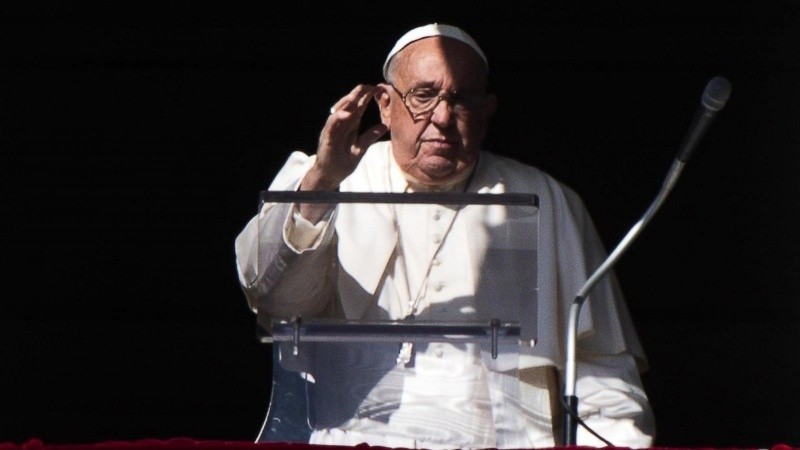 El papa Francisco mostró una leve mejoría tras 25 días de internación