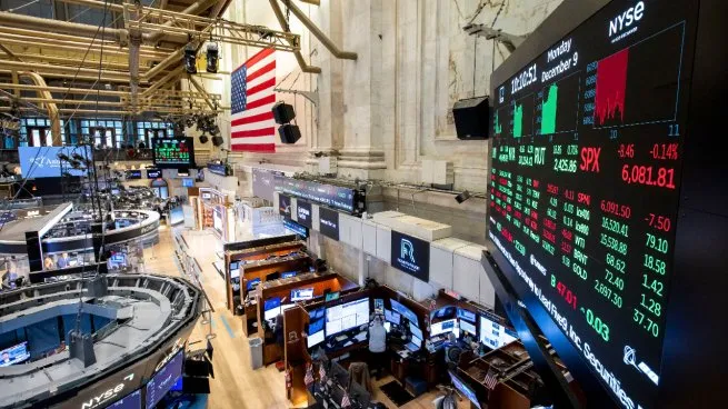 Wall Street reacciona negativamente a nuevos aranceles automotrices de Trump; acciones del sector se desploman.