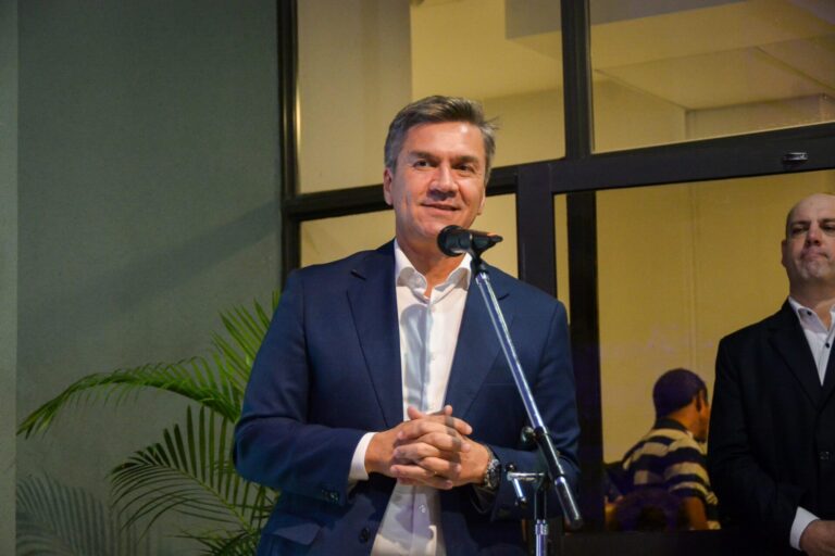 Inauguran escultura hiperrealista en homenaje a Fabriciano Gómez