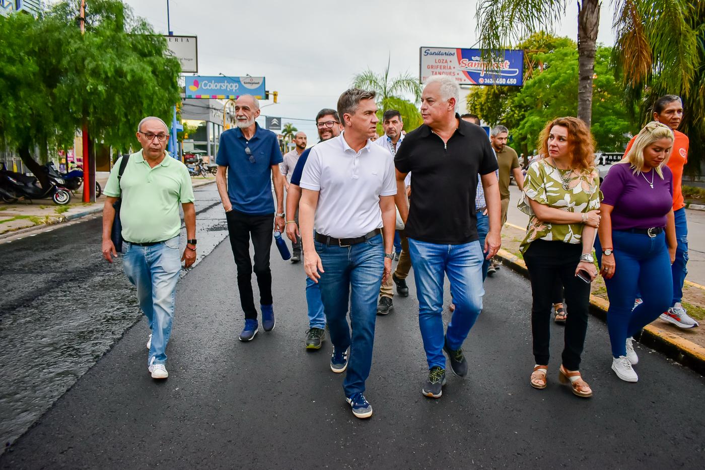 Zdero supervisa el progreso de la renovación de la Avenida 25 de Mayo en Resistencia.