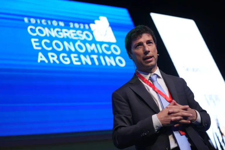 Esteban Domecq Analiza el Desafío de la Deuda en Pesos y el Camino para Bajar el Riesgo País