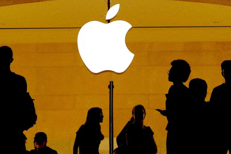 Jobs y Cook explican por qué fabricar el iPhone en EE.UU. sigue siendo una misión imposible
