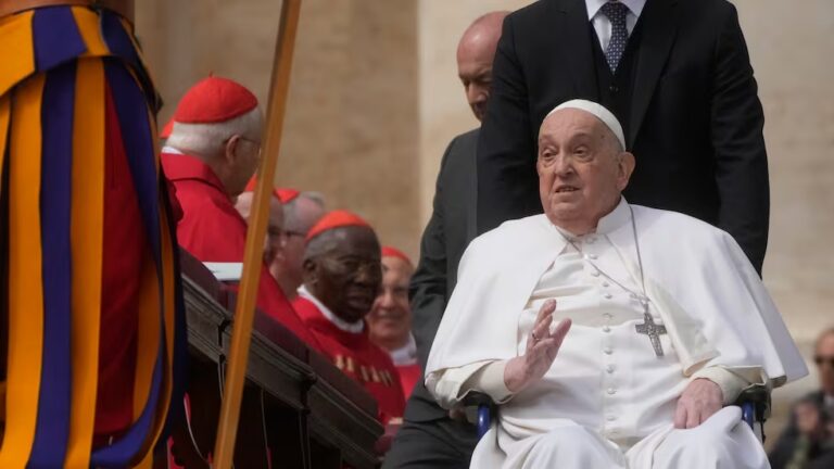 Sorpresa en el Domingo de Ramos: Francisco Saluda a Fieles y Pide por los Pobres