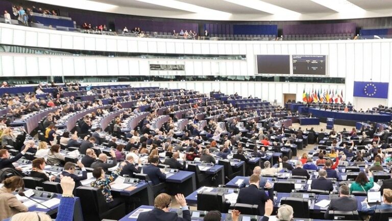 Europa en la Cornisa Digital: Entre Restricciones Biométricas y la Amenaza al Cifrado Privado
