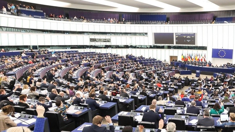 Europa en la Cornisa Digital: Entre Restricciones Biométricas y la Amenaza al Cifrado Privado