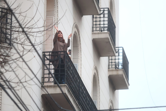 La Amenaza de una Movilización Masiva Frustró el Plan de Detención de Cristina Kirchner