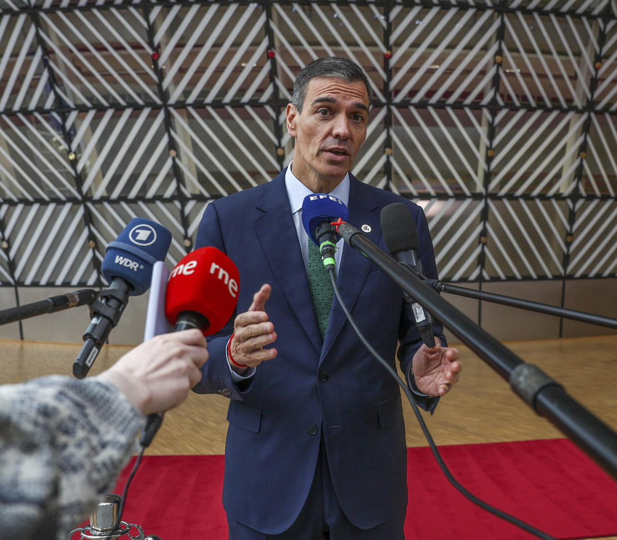 La Tensión Aumenta: Pedro Sánchez Responde a las Amenazas Arancelarias de Donald Trump con Enfática Defensa de la Soberanía Española