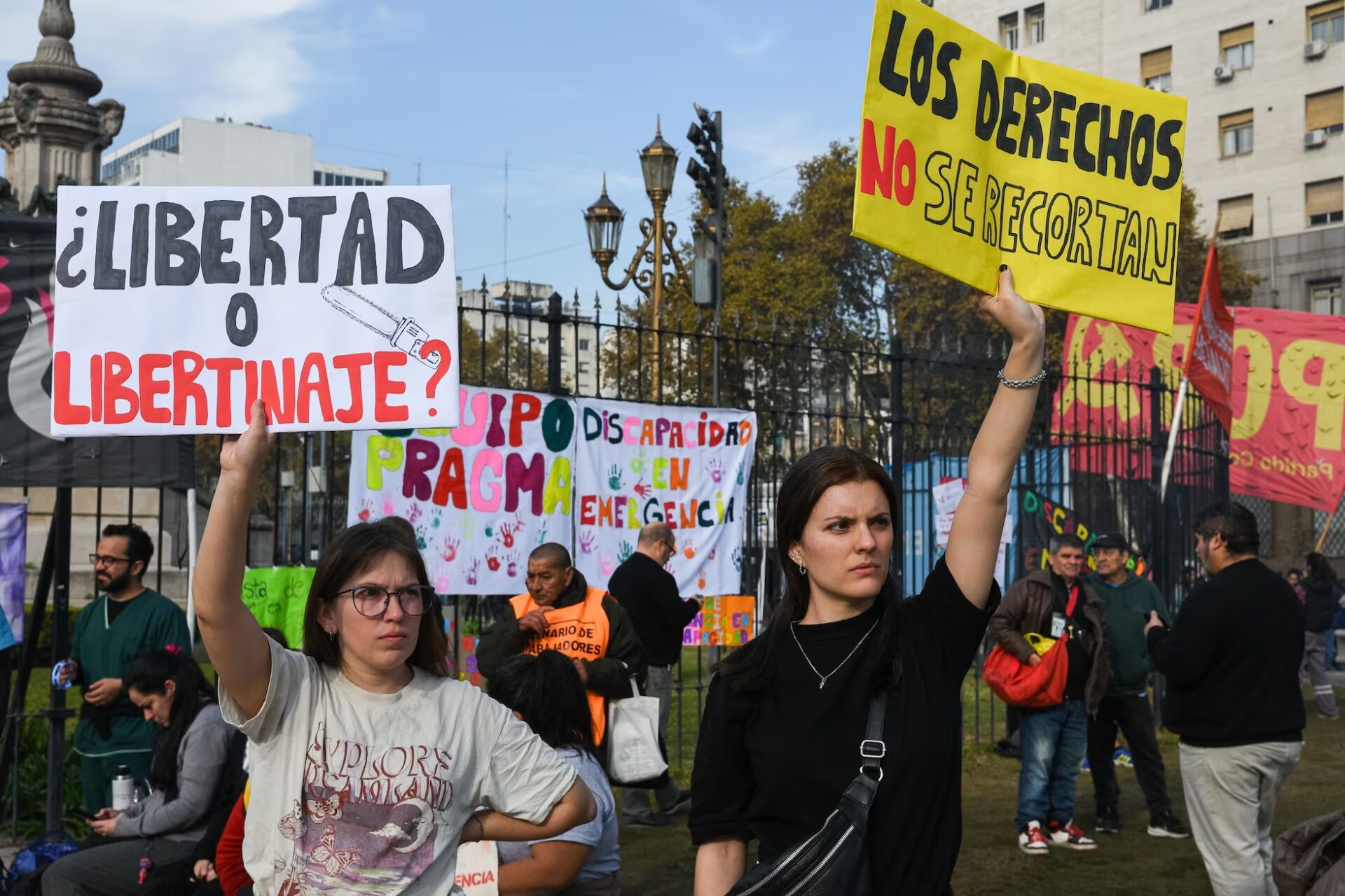 Multitud Heterogénea en las Calles Argentinas Contra los Recortes de Milei