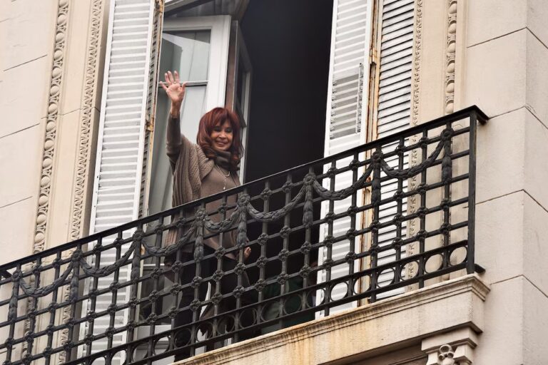 Prisión Domiciliaria para Cristina Kirchner: Usará Tobillera Electrónica y Tendrá Visitas Restringidas