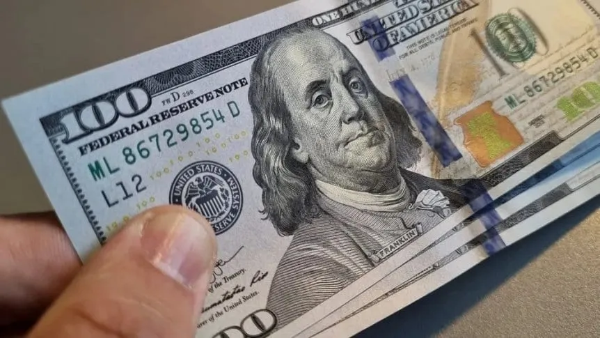 El Dólar Blue Rebota $30 y las Acciones Abren la Semana a la Baja en una Jornada Volátil