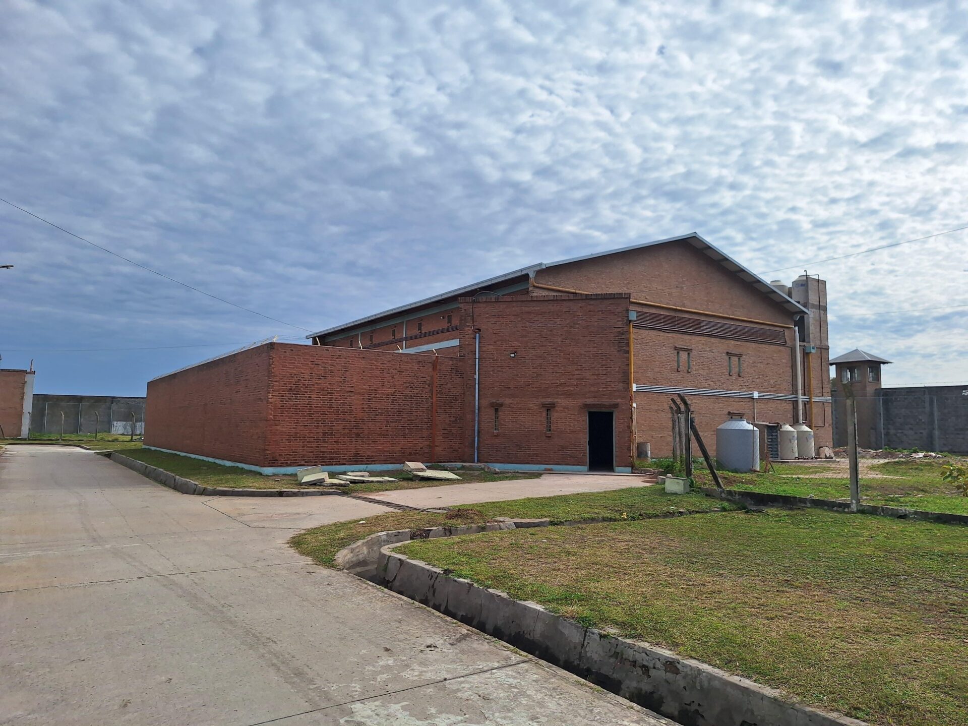 Plan de Seguridad Provincial: El Ministro Matkovich Supervisa el Avance de Obras en el Servicio Penitenciario N° II de Sáenz Peña