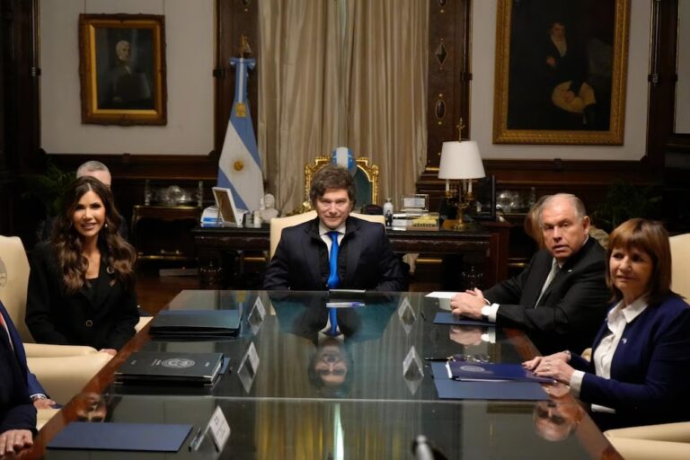 Eliminación de Visa para Argentinos en EEUU: Un Proceso que Llevaría al Menos un Año, Según Kristi Noem