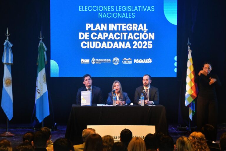 Educación inicio taller sobre programación y robótica para optimizar la utilización de aulas digitales móviles que llegaron a jardines de infantes