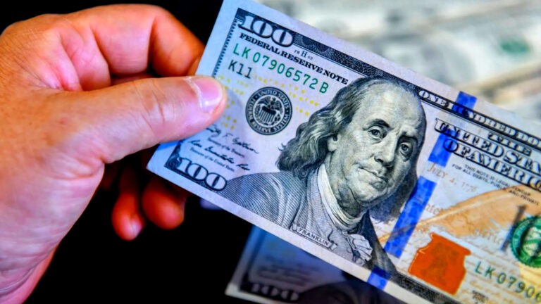 El dólar minorista sube a $1.385 en una jornada de bajo volumen por feriado en EE.UU.