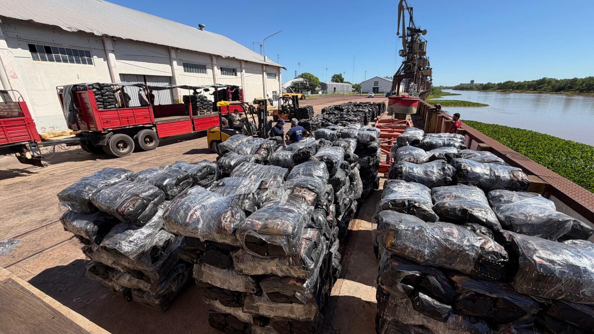 El Puerto de Barranqueras consolida su perfil exportador con un nuevo envío de carbón a Brasil