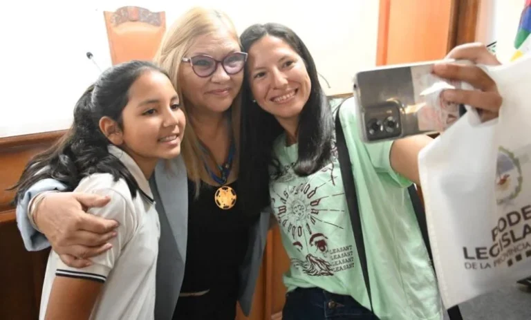 La Legislatura y la Escuela: Alumnos de Hermoso Campo Visitan Diputados y Aprenden sobre el Proceso de Creación de Leyes