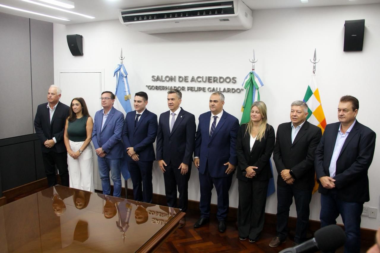 El Gobernador Zdero Toma Juramento a Nuevos Ministros: Renovación en Gobierno y Desarrollo Humano