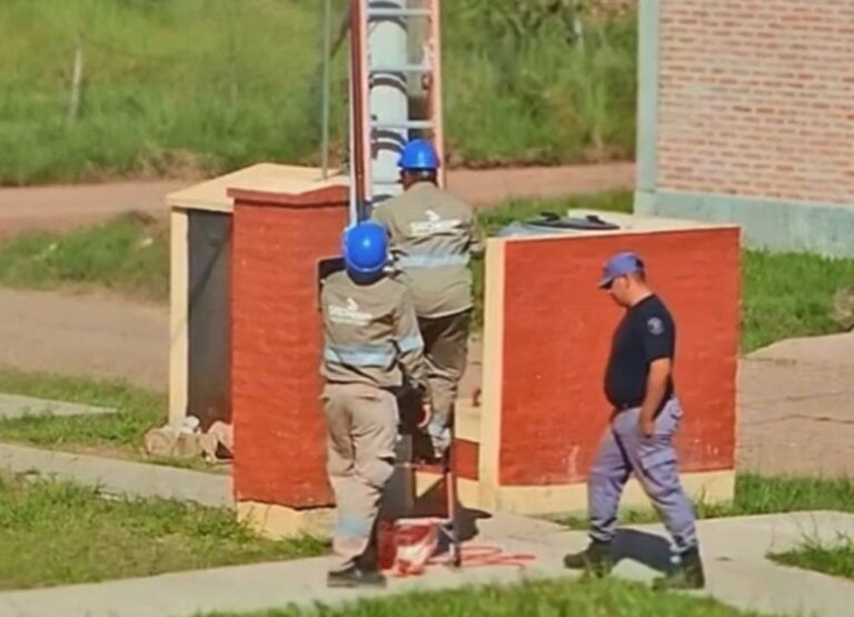 Mano dura contra el fraude: SECHEEP desmantela red de conexiones clandestinas en el barrio Altos de Urunday