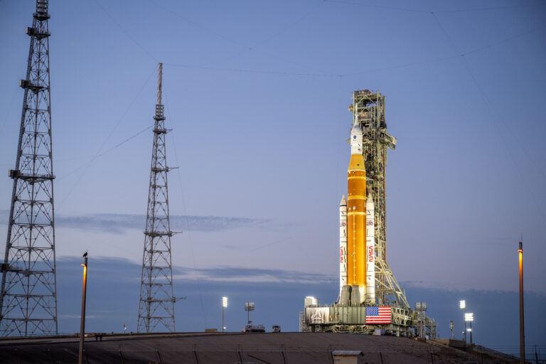 El regreso del gigante: El cohete SLS de la misión Artemisa II ya aguarda en la rampa su histórico viaje lunar