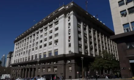 Estrés de liquidez: Las tasas saltaron al 150% en una pulseada clave por el control del dólar