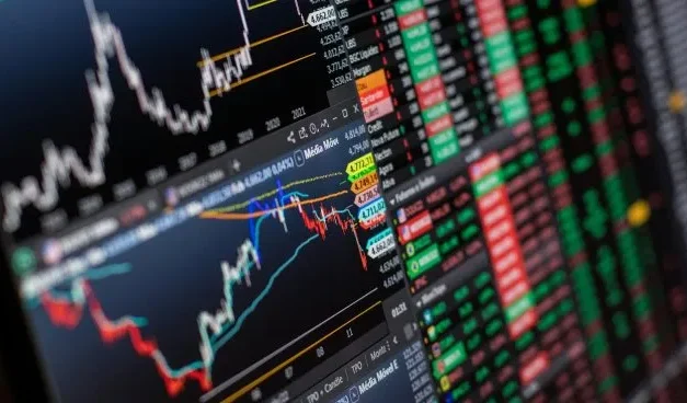 Mercados en alerta: La Argentina resiste el vendaval global con el Riesgo País en mínimos de 2018