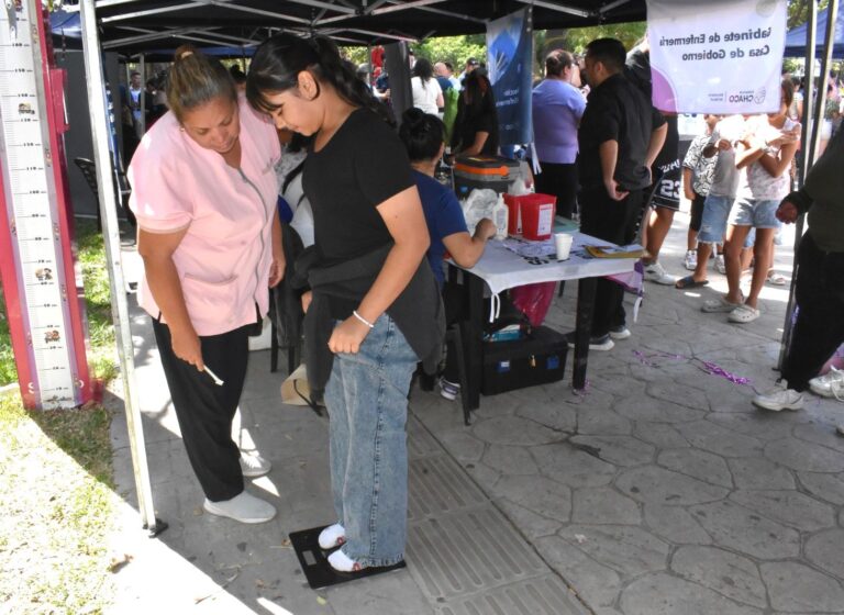 Éxito sanitario en Resistencia: más de 1.500 personas completaron controles médicos en la Plaza 25 de Mayo