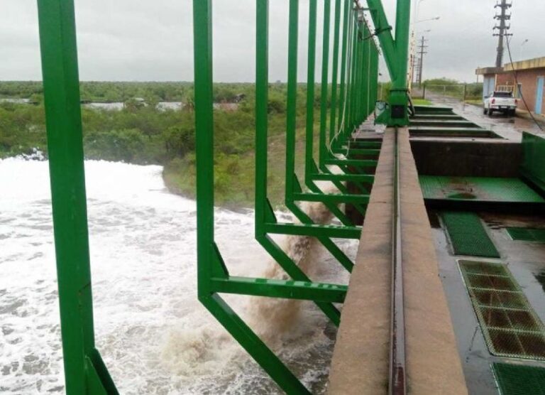 El Gobierno provincial intensifica el operativo de drenaje ante las fuertes lluvias: cayeron 136 mm en el Gran Resistencia