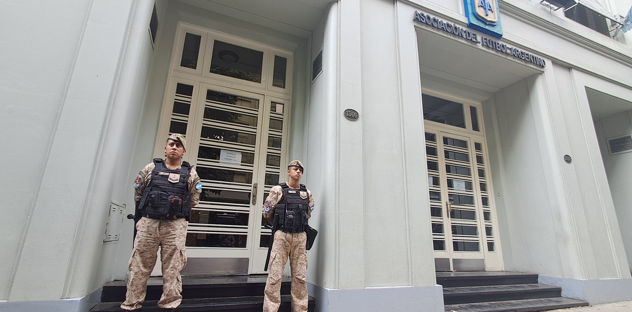 Escándalo en la AFA: La Justicia allanó las sedes de Viamonte y Ezeiza por presunto lavado de dinero y desvío de fondos