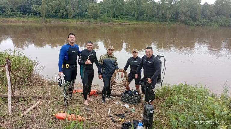 Operativo conjunto en Barranqueras: SAMEEP y buzos tácticos del COE liberan las tomas de agua para normalizar el servicio