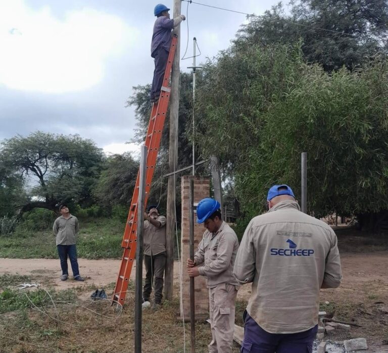 SECHEEP extendió la red eléctrica en el paraje Las Hacheras para conectar a nuevas familias rurales