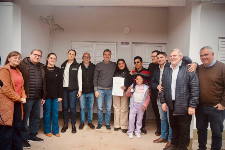 San Bernardo: Zdero entregó viviendas recuperadas y saldó una deuda habitacional histórica