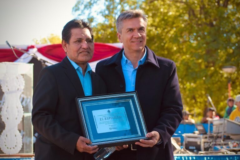 El Espinillo celebró su 43° aniversario con anuncios de viviendas, pavimento y equipamiento institucional