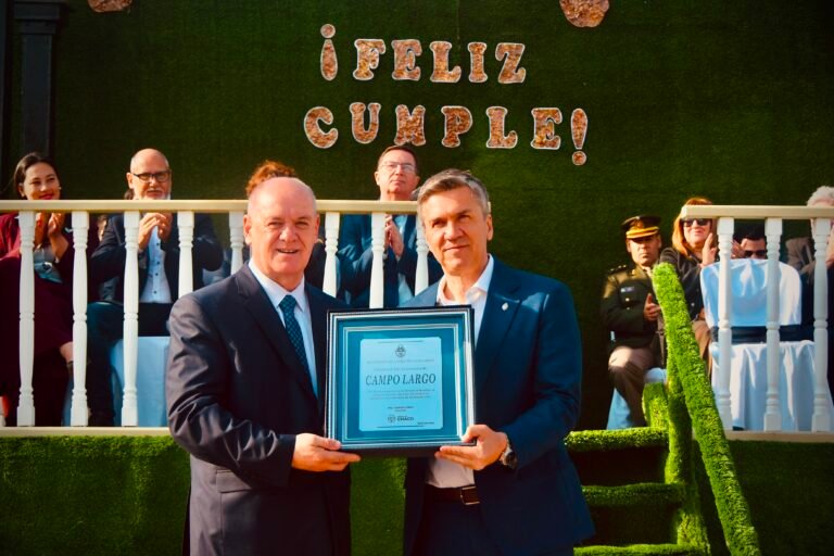 Campo Largo celebró su 105° aniversario con la inauguración del Paseo de Emprendedores y entrega de títulos de propiedad