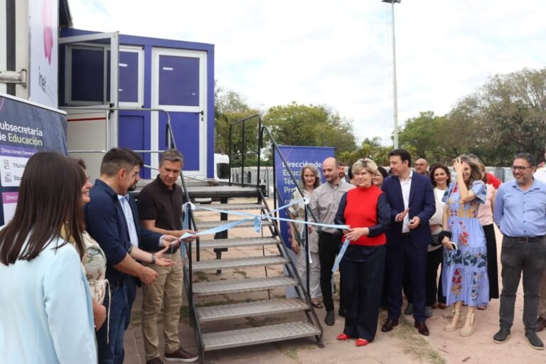Educación inauguró el Aula Taller Móvil de “Saberes Digitales” en el marco de la Bienal 2026
