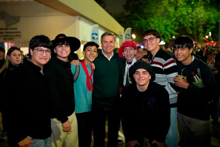 El gobernador Zdero acompañó la cuarta jornada de la Bienal Internacional de Esculturas junto a emprendedores y visitantes